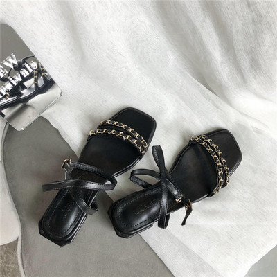 Peenikeste rihmade ja metallelementidega naiste sandaalid