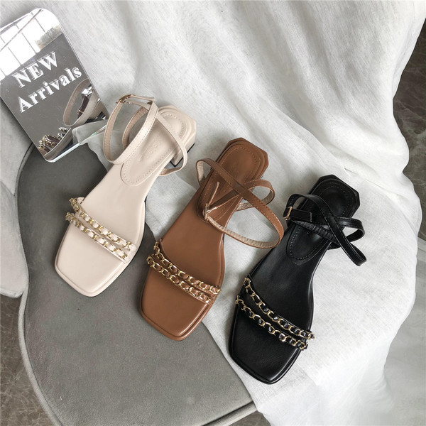 Peenikeste rihmade ja metallelementidega naiste sandaalid