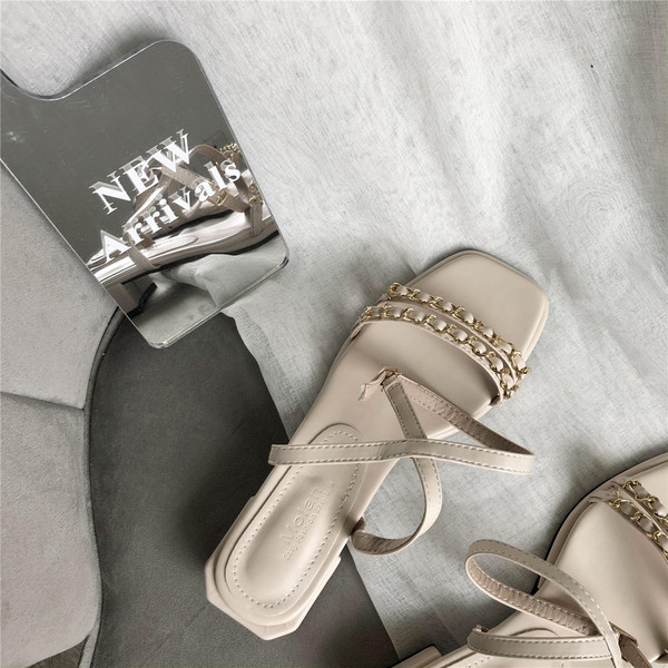 Peenikeste rihmade ja metallelementidega naiste sandaalid