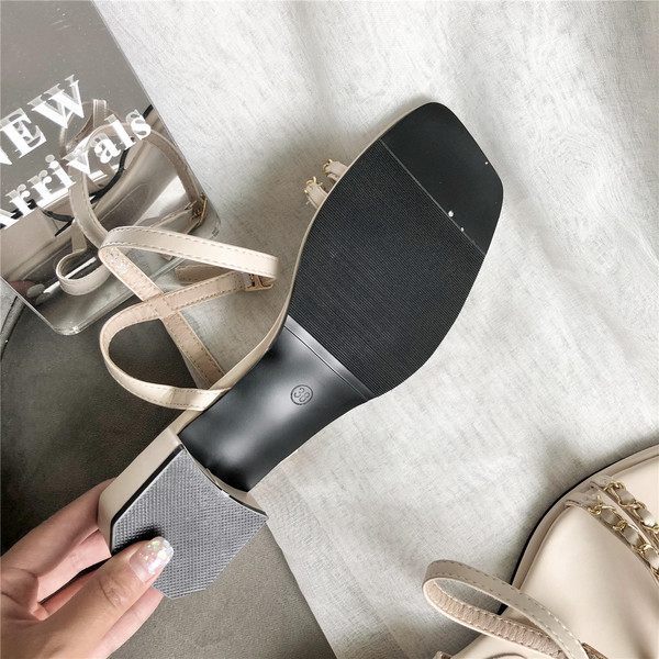 Peenikeste rihmade ja metallelementidega naiste sandaalid