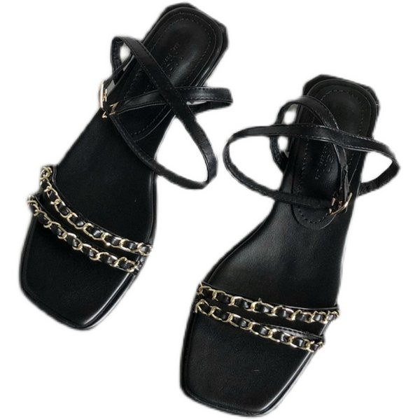 Peenikeste rihmade ja metallelementidega naiste sandaalid