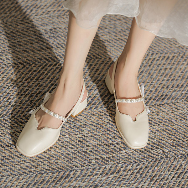 Eko-nahast pärlite ja paeltega naiste sandaalid