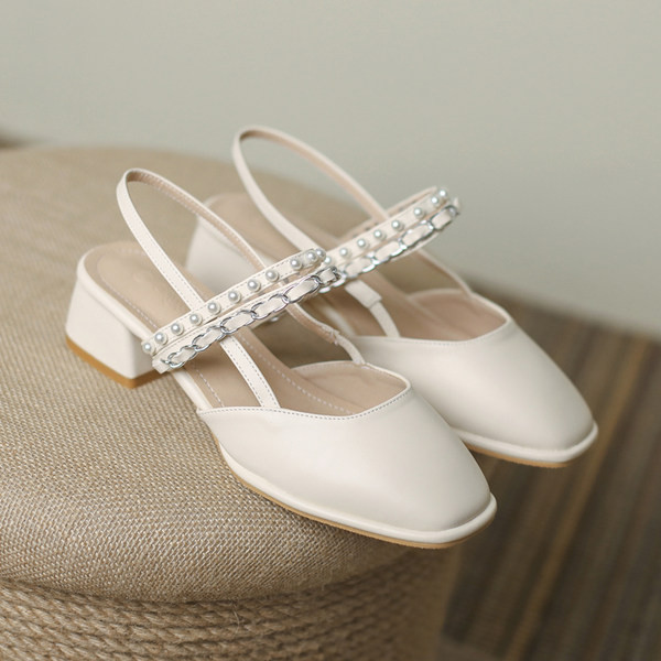 Moodsad pärlite ja kandilise kontsaga sandaalid