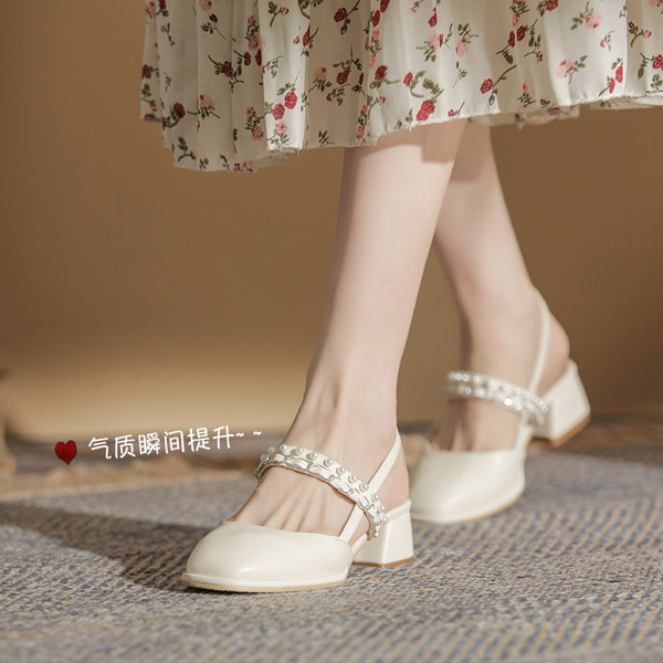 Moodsad pärlite ja kandilise kontsaga sandaalid