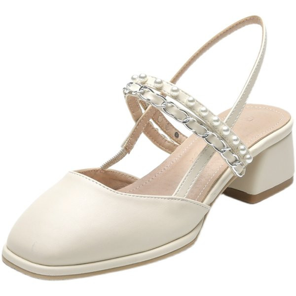 Moodsad pärlite ja kandilise kontsaga sandaalid