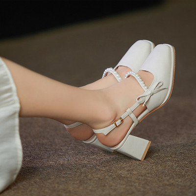 Naiste nahast sandaalid paela ja pärlitega