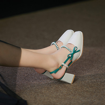 Naiste nahast sandaalid paela ja pärlitega