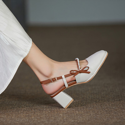 Naiste nahast sandaalid paela ja pärlitega