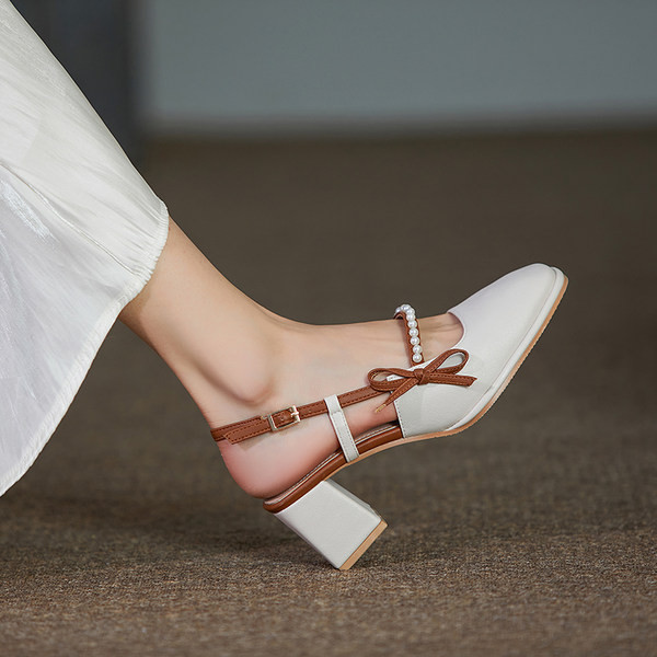 Naiste nahast sandaalid paela ja pärlitega