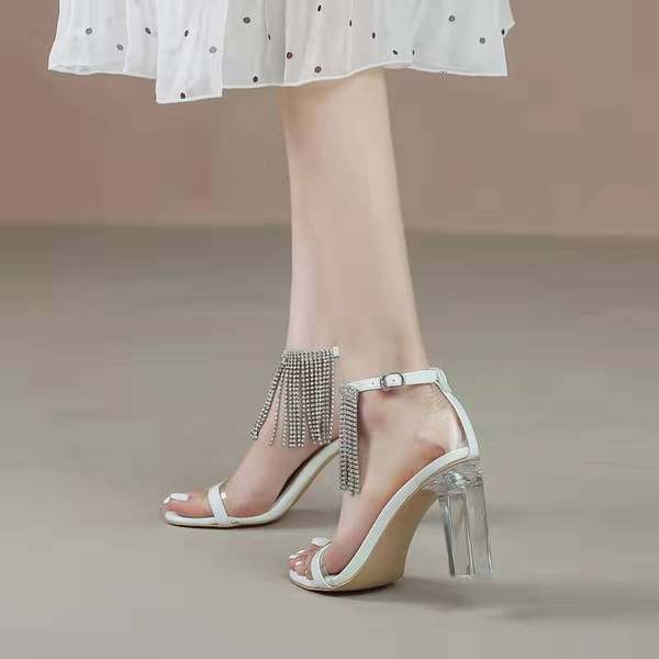 Moodsad narmaste ja läbipaistva kontsaga naiste sandaalid