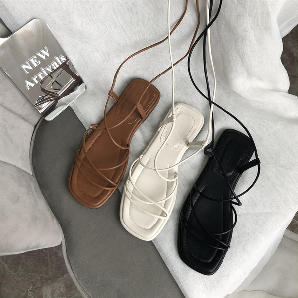 Eko-nahast rihmadega vabaaja sandaalid - Rooma stiilis