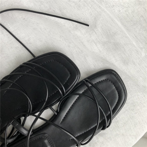 Eko-nahast rihmadega vabaaja sandaalid - Rooma stiilis