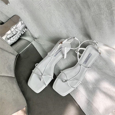 Nahast rihmade ja lameda tallaga naiste sandaalid