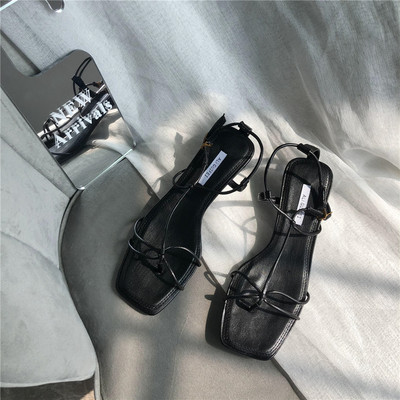 Nahast rihmade ja lameda tallaga naiste sandaalid