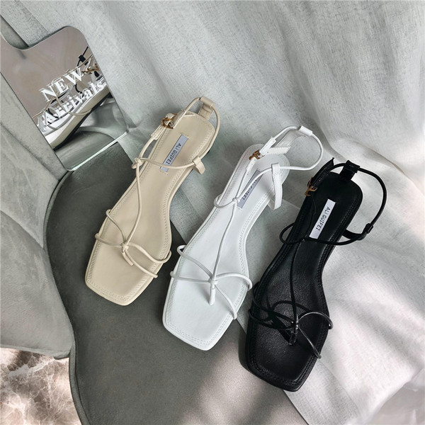 Nahast rihmade ja lameda tallaga naiste sandaalid