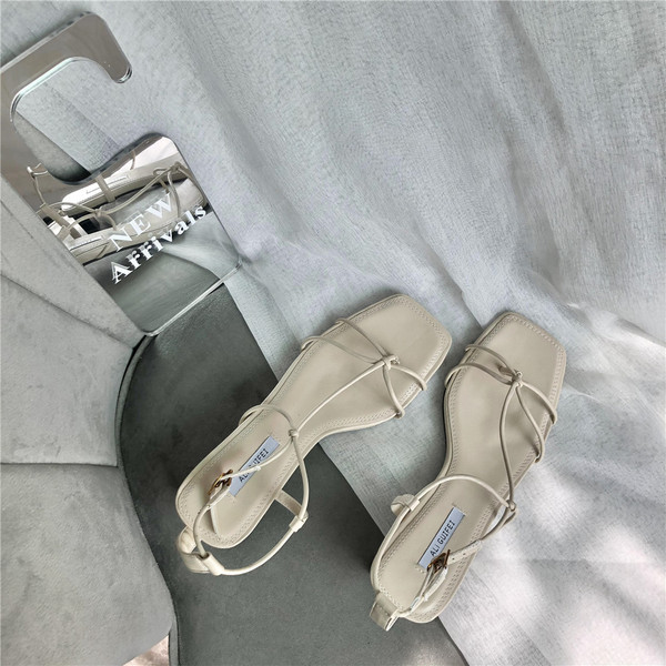 Nahast rihmade ja lameda tallaga naiste sandaalid