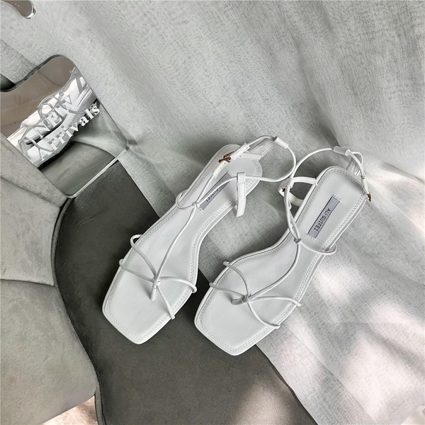 Nahast rihmade ja lameda tallaga naiste sandaalid