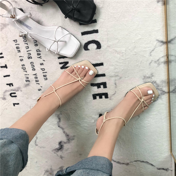 Nahast rihmade ja lameda tallaga naiste sandaalid