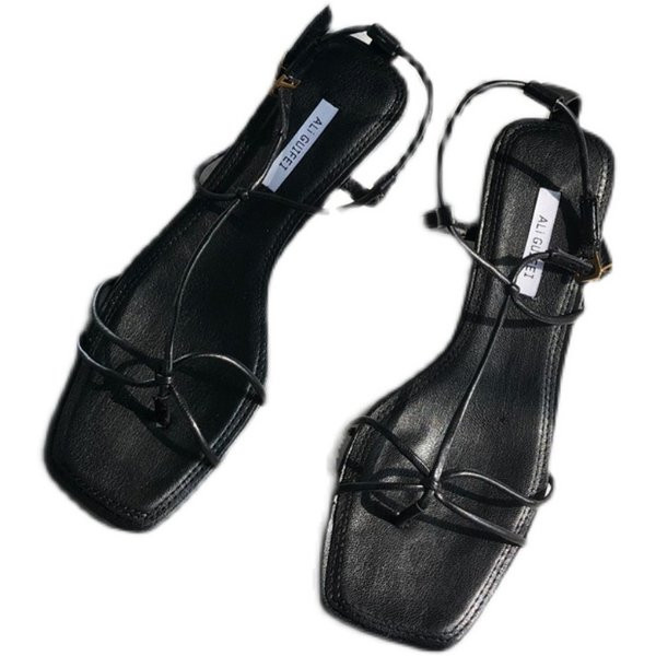 Nahast rihmade ja lameda tallaga naiste sandaalid