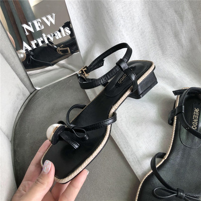 Peenikeste rihmade ja pärlitega kaunistusega suvised sandaalid