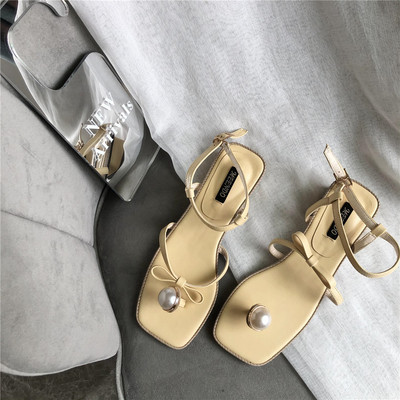 Peenikeste rihmade ja pärlitega kaunistusega suvised sandaalid