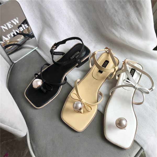 Peenikeste rihmade ja pärlitega kaunistusega suvised sandaalid