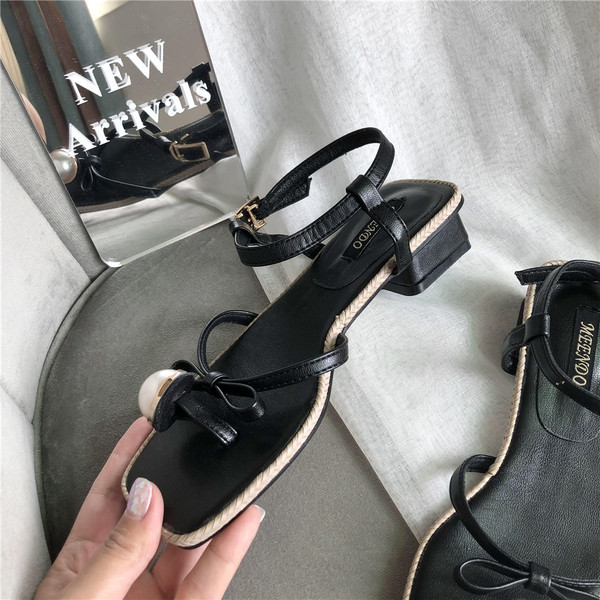 Peenikeste rihmade ja pärlitega kaunistusega suvised sandaalid