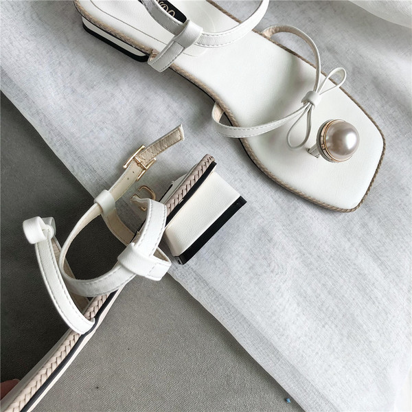 Peenikeste rihmade ja pärlitega kaunistusega suvised sandaalid