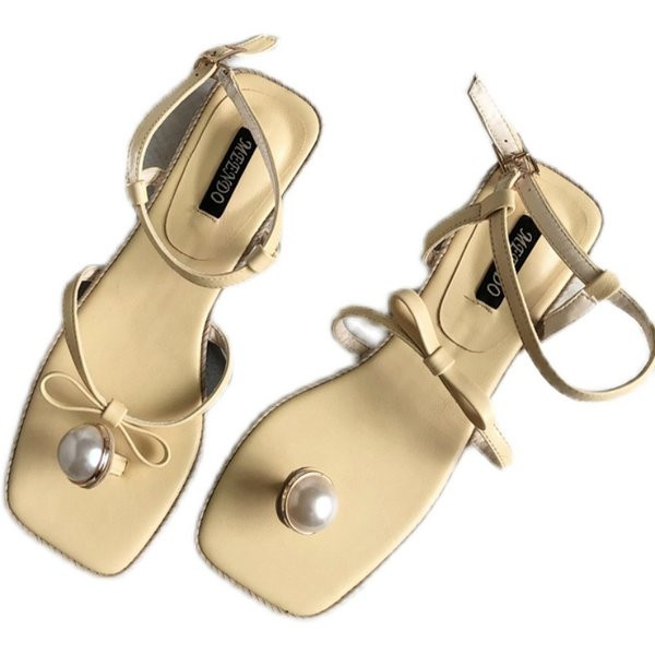 Peenikeste rihmade ja pärlitega kaunistusega suvised sandaalid