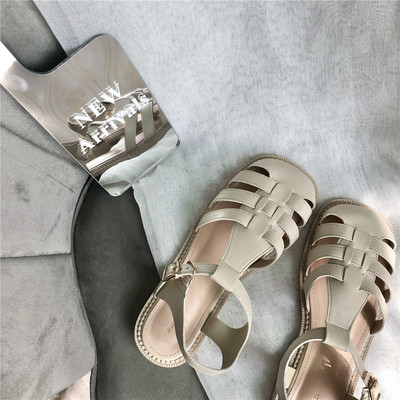 Suvised naiste vabaaja sandaalid rihmade ja pandlaga