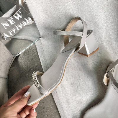 Öko-nahast ja metalldekooriga peenikeste rihmadega naiste suvised sandaalid