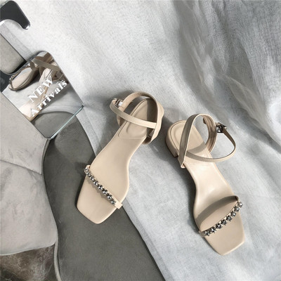 Öko-nahast ja metalldekooriga peenikeste rihmadega naiste suvised sandaalid