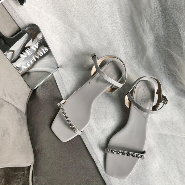 Öko-nahast ja metalldekooriga peenikeste rihmadega naiste suvised sandaalid