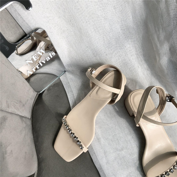 Öko-nahast ja metalldekooriga peenikeste rihmadega naiste suvised sandaalid