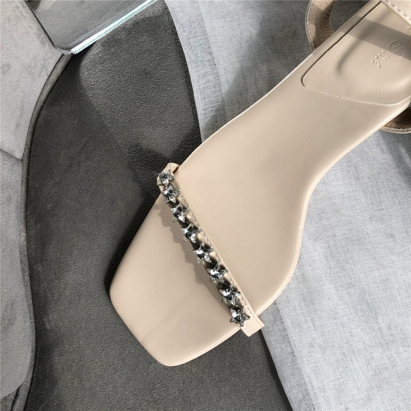 Öko-nahast ja metalldekooriga peenikeste rihmadega naiste suvised sandaalid