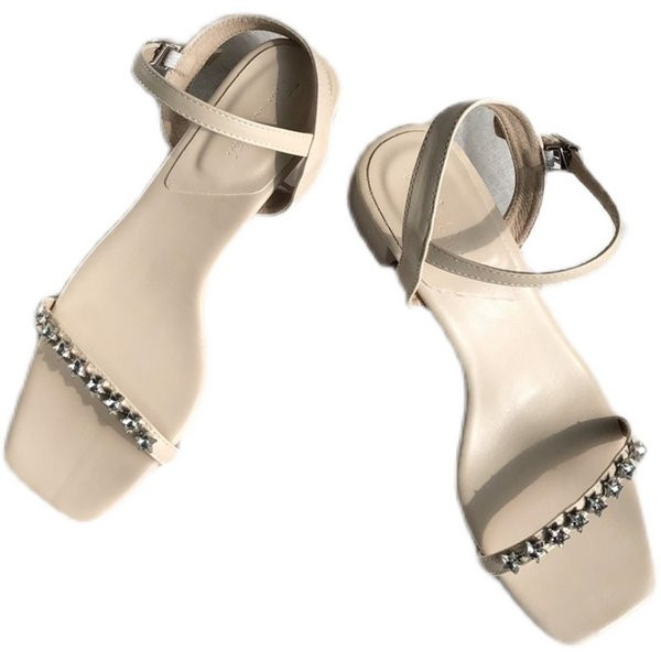 Öko-nahast ja metalldekooriga peenikeste rihmadega naiste suvised sandaalid