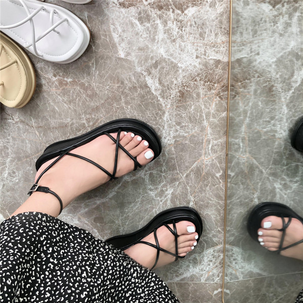 Uus mudel nahast sandaalid 5,5 cm platvormiga