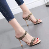 Női szandál színes gyöngyökkel