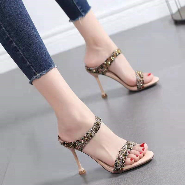 Női szandál színes gyöngyökkel