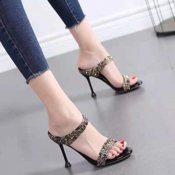 Női szandál színes gyöngyökkel