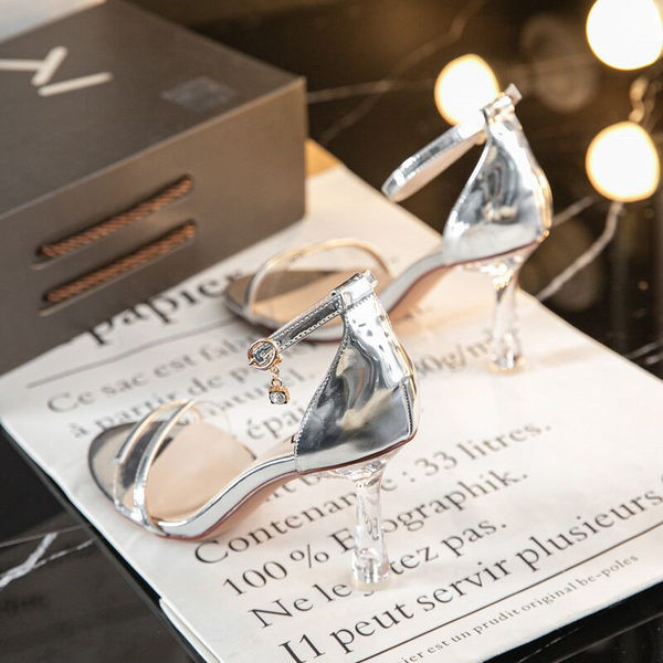 Uus elegantsete silikoonrihmaga sandaalide mudel