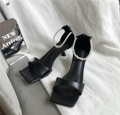 Naiste kunstnahast sandaalid kontsa ja pärlirihmaga