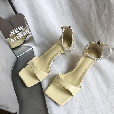 Naiste kunstnahast sandaalid kontsa ja pärlirihmaga