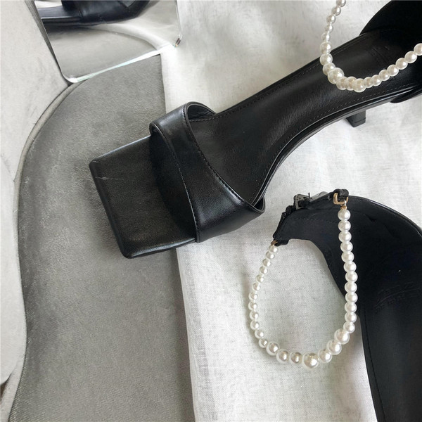 Naiste kunstnahast sandaalid kontsa ja pärlirihmaga