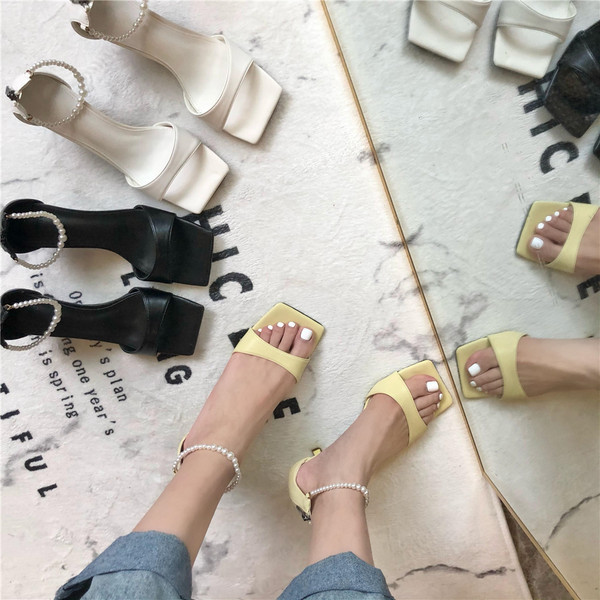 Naiste kunstnahast sandaalid kontsa ja pärlirihmaga