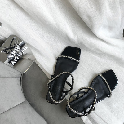 Naiste kandilised sandaalid, mille rihmadel on kivikesed