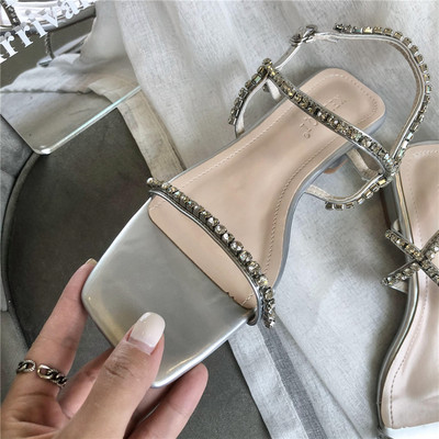 Naiste kandilised sandaalid, mille rihmadel on kivikesed