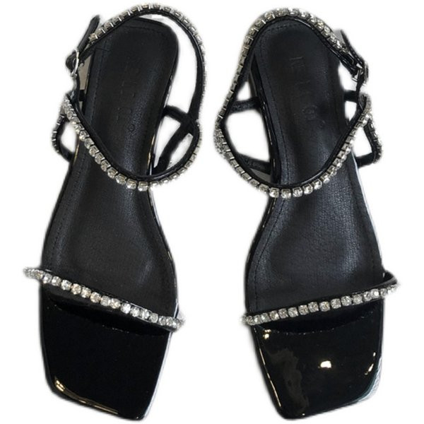 Naiste kandilised sandaalid, mille rihmadel on kivikesed