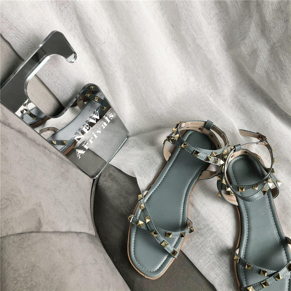 Νέο μοντέλο γυναικεία έκο δερμάτινα σανδάλια με μεταλλικό πούλι