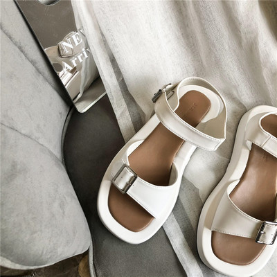 Naiste vabaaja pandlaga kunstnahast sandaalid